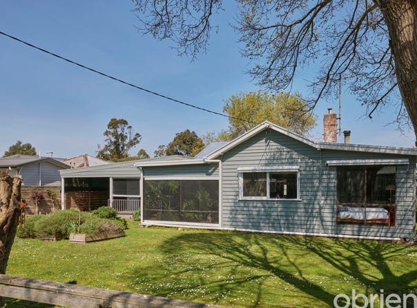 12 Broadbent Street, Darnum, Vic 3822