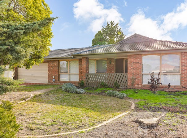 15 HAYBALE PLACE, Melton West, Vic 3337