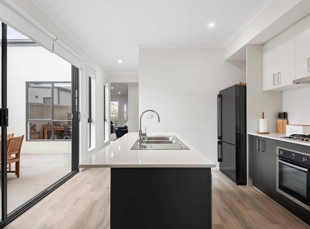 19 Hillsborough Walk, Charlemont, Vic 3217