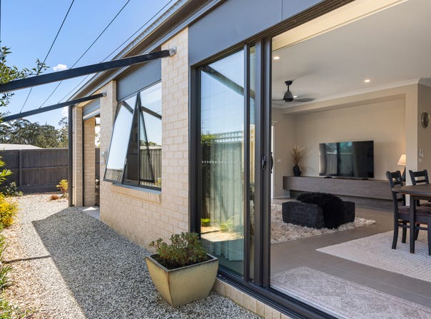 25 St Martins Place, Mount Clear, Vic 3350