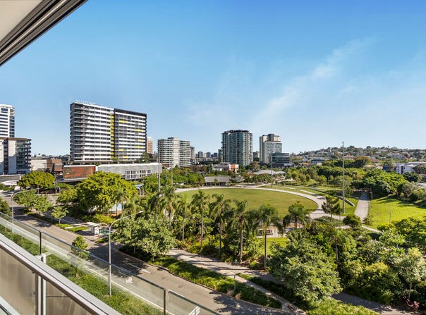 561/15 Finnegan Street, Hamilton, Qld 4007