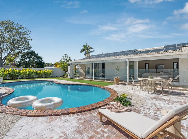 18 Myrtle Court, Palm Beach, Qld 4221