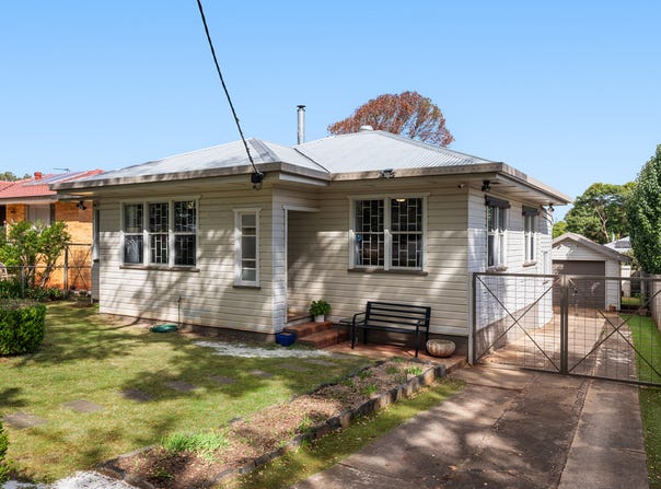 12 Collins Street, Mount Lofty, Qld 4350