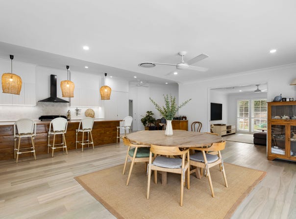 8 Serene Place, Fig Tree Pocket, Qld 4069