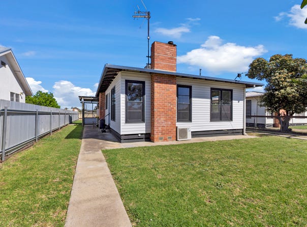 54 Stradbroke Avenue, Swan Hill, Vic 3585