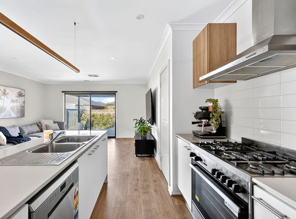 11 Languid Street, Armstrong Creek, Vic 3217