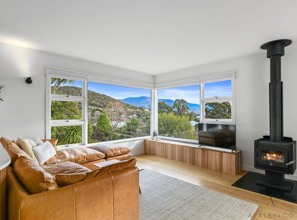 12 Avoca Street, Lindisfarne, Tas 7015