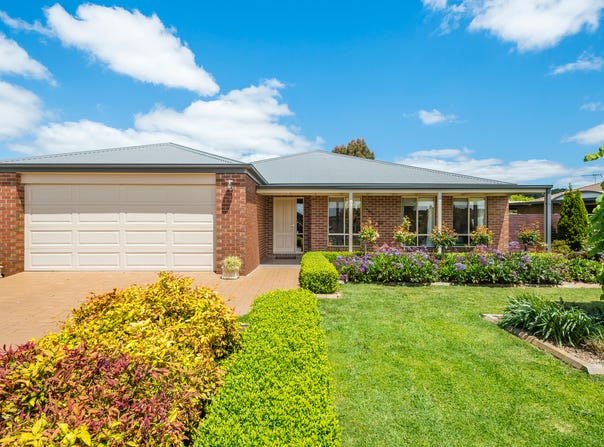 35 Shaw Drive, Romsey, Vic 3434