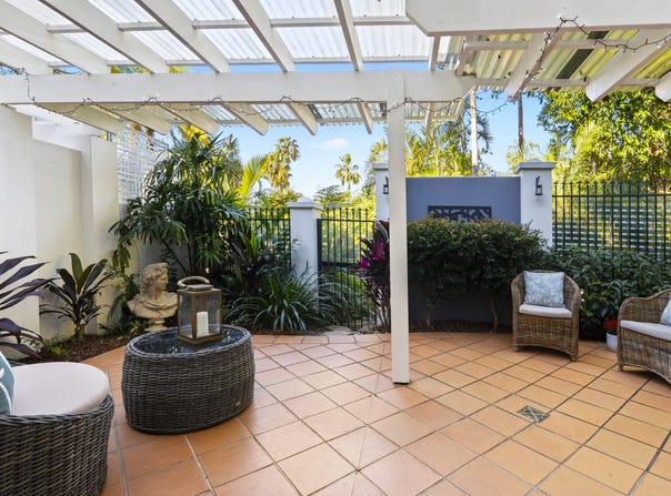 8/100 Cotlew Street East, Southport, Qld 4215