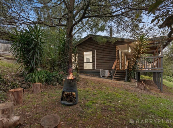 24 Kitchener Parade, Cockatoo, Vic 3781