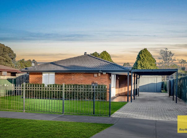 17 Kurrajong Crescent, Melton South, Vic 3338
