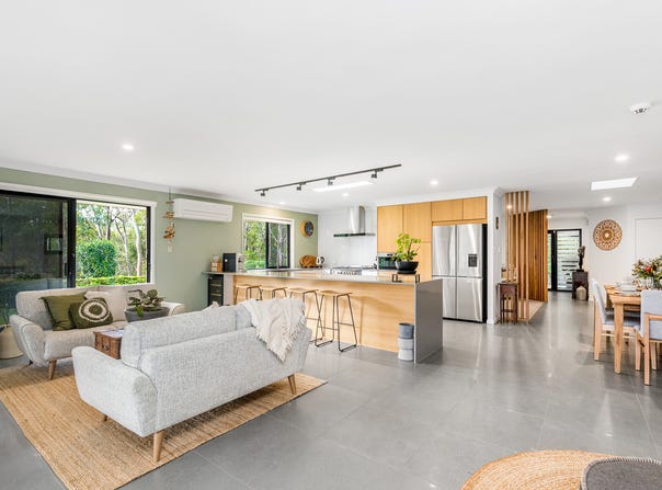 28 Calcita Avenue, Elanora, Qld 4221