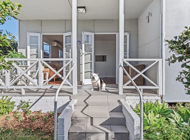18 Bellevue Parade, Labrador, Qld 4215