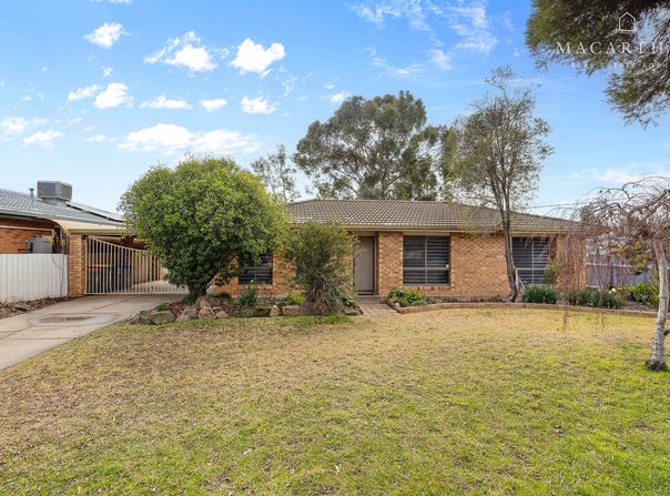 3 Magnolia Parade, Lake Albert, NSW 2650