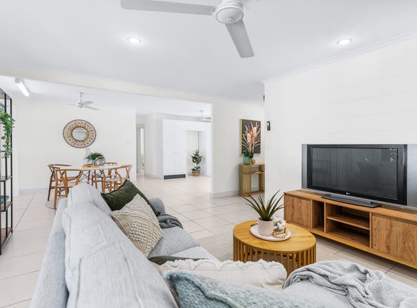 8 Greenfield Close, Mooroobool, Qld 4870