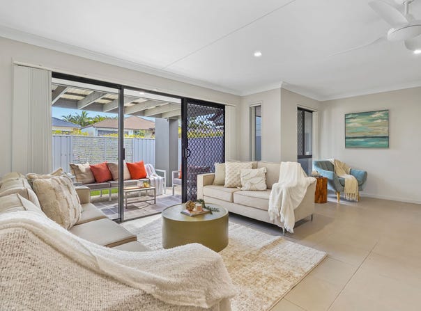 2/18 Starkey Street, Pacific Pines, Qld 4211
