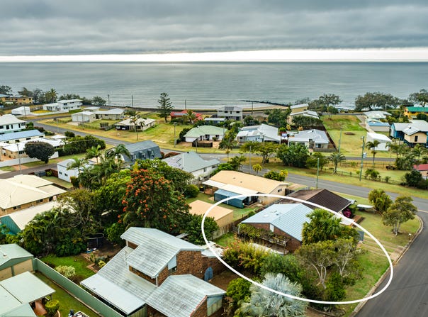 2/2 Grey Street, Burnett Heads, Qld 4670