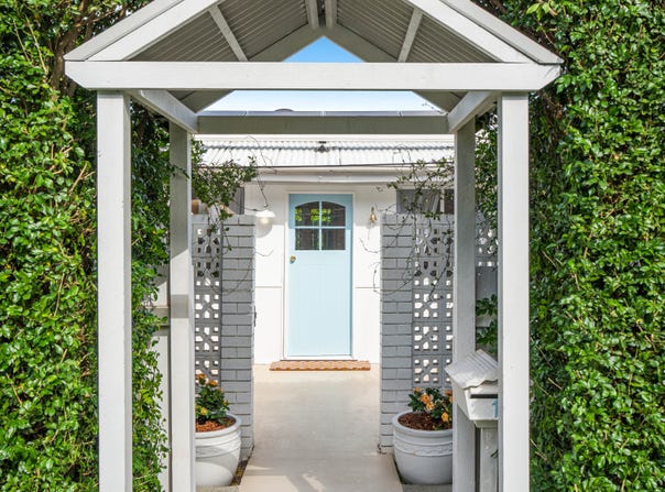 15 Barrinia Street, Manly, Qld 4179