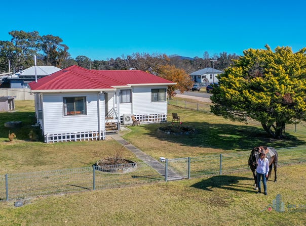 44 Merinda Street, Wallangarra, Qld 4383
