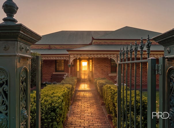 17 Andrews Avenue, Kooringal, NSW 2650