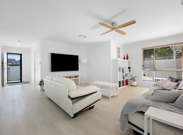 2 Sparrow Place, Burleigh Waters, Qld 4220