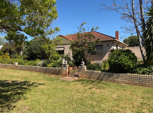 16 Lynch Street, Parkes, NSW 2870