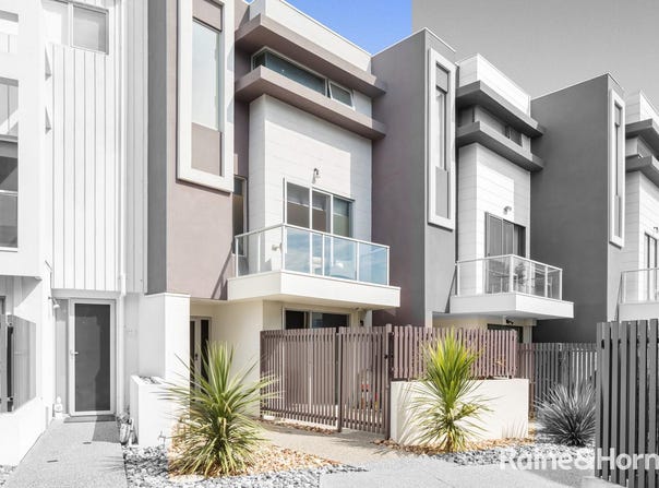 8/25 Boathouse Drive, Caroline Springs, Vic 3023