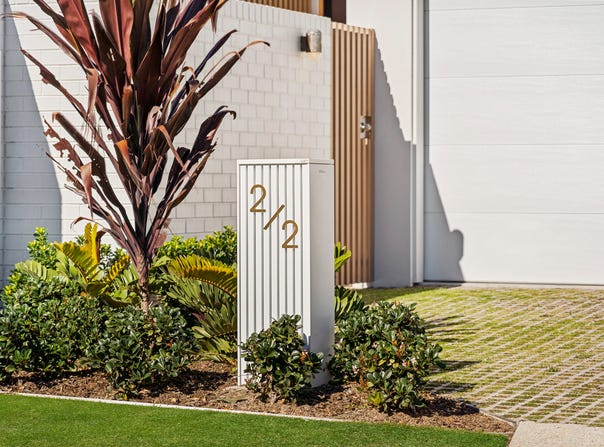 2/2 Saxonvale Terrace, Mermaid Waters, Qld 4218