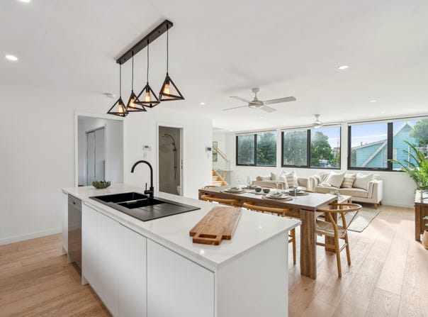 2/1900 Gold Coast Highway, Burleigh Heads, Qld 4220