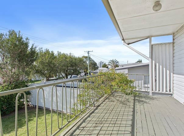 6 Saltash Street, Labrador, Qld 4215