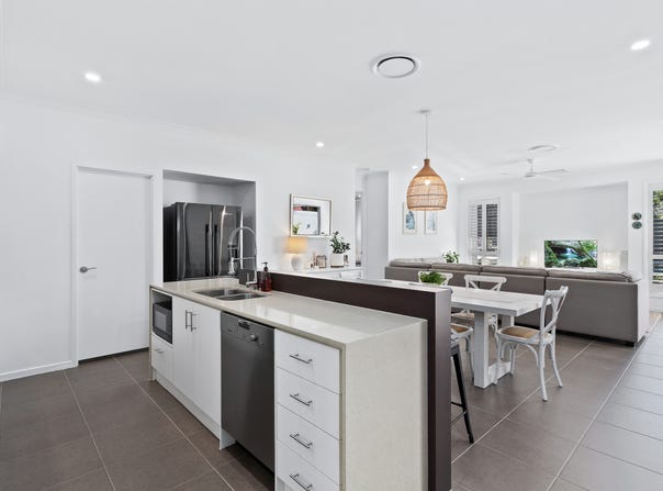 7 Goss Avenue, Labrador, Qld 4215