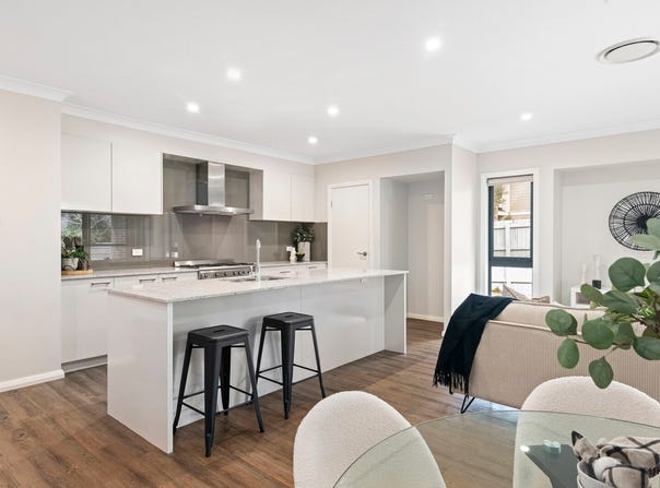 33 Sapphire Place, Elanora, Qld 4221