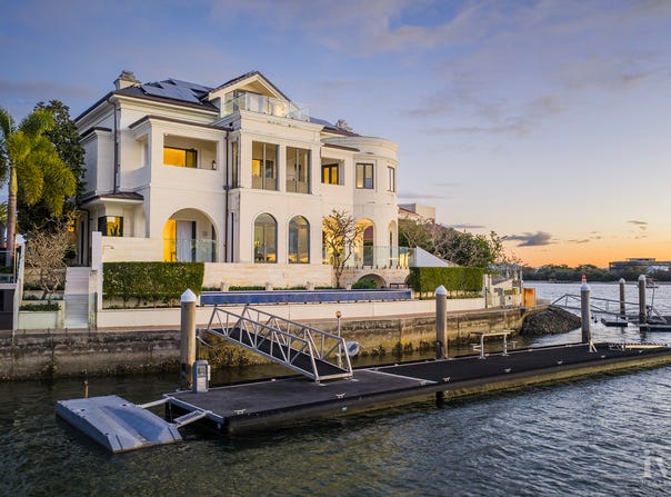 17 Queen Anne Court, Sovereign Islands, Qld 4216
