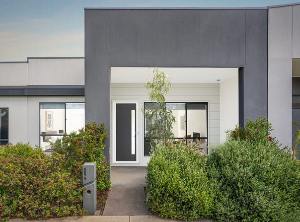 15 Hillsborough Walk, Charlemont, Vic 3217