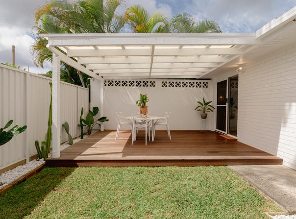 2/18 Brooke Avenue, Palm Beach, Qld 4221