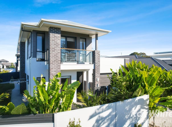 10 Coolum Parade, Newport, Qld 4020