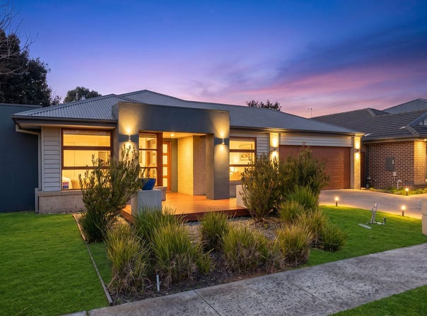 8 Mountainview Boulevard, Cranbourne North, Vic 3977