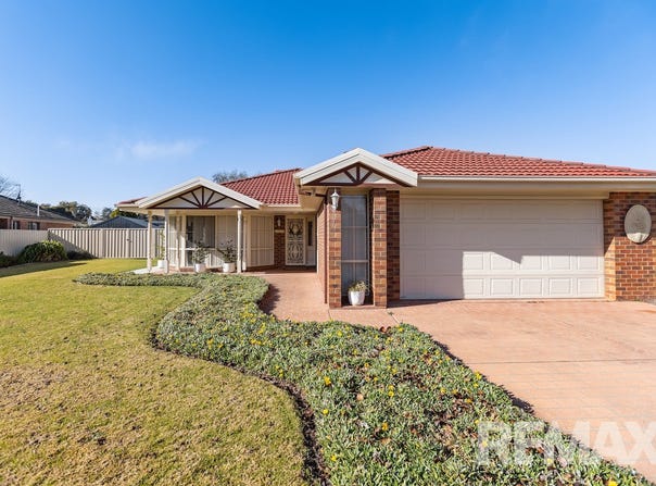 11 Coventry Place, Lake Albert, NSW 2650