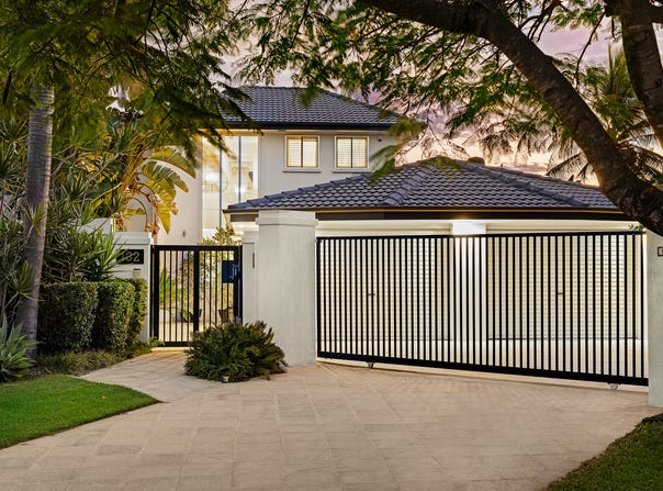 132 Amalfi Drive, Isle Of Capri, Qld 4217