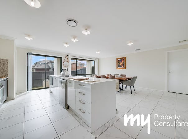 1 Crest Road, Gledswood Hills, NSW 2557