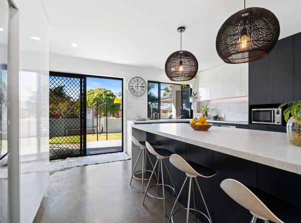 16 Bowline Road, Mermaid Waters, Qld 4218