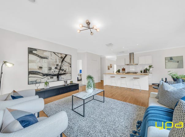 18 Fleuve Rise, Clyde North, Vic 3978