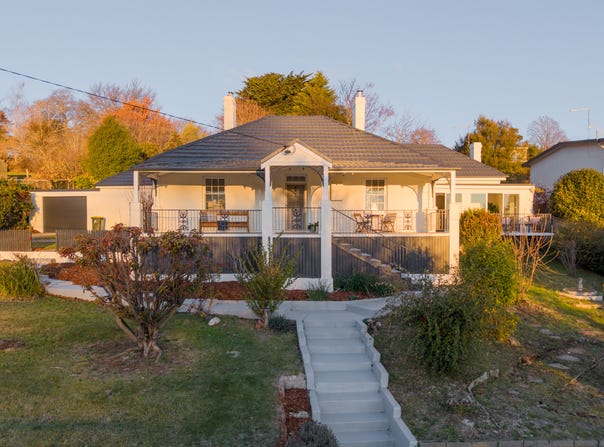 24 East Parade, Deloraine, Tas 7304